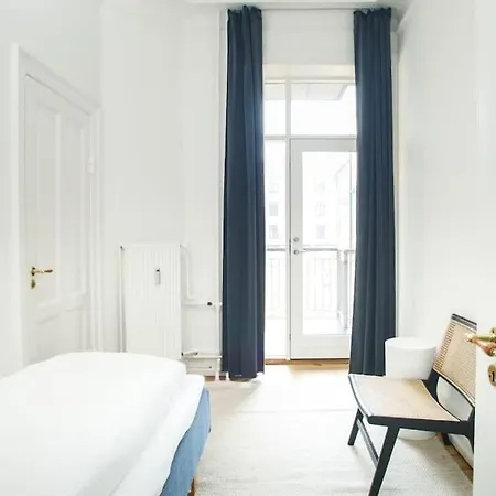 아파트 3 Bedroom Flat With Balcony In Peaceful Neighbourhood
