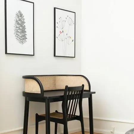 아파트 3 Bedroom Flat With Balcony In Peaceful Neighbourhood *