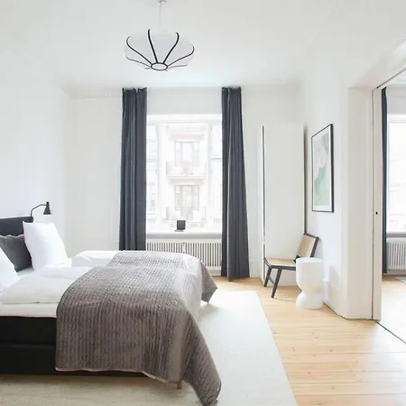 아파트 3 Bedroom Flat With Balcony In Peaceful Neighbourhood *