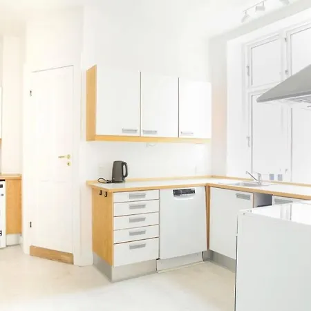 아파트 3 Bedroom Flat With Balcony In Peaceful Neighbourhood