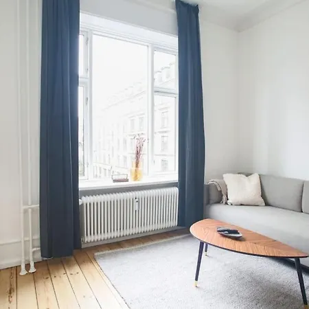 아파트 3 Bedroom Flat With Balcony In Peaceful Neighbourhood *