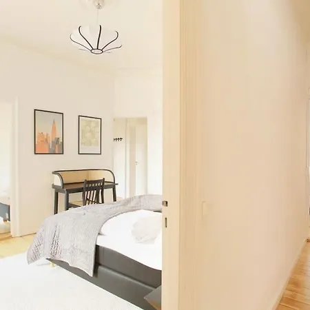 아파트 3 Bedroom Flat With Balcony In Peaceful Neighbourhood