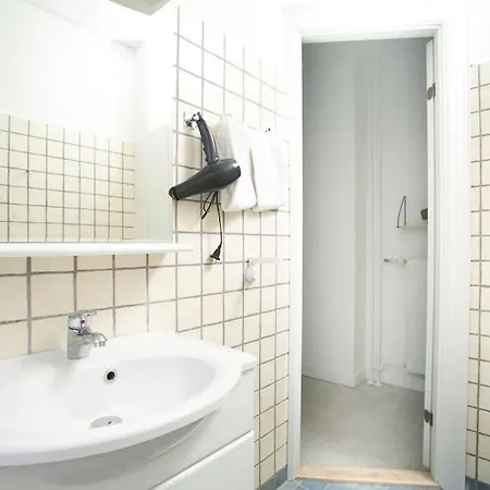 3 Bedroom Flat With Balcony In Peaceful Neighbourhood