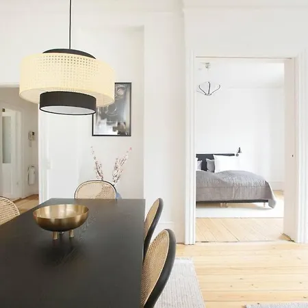 아파트 3 Bedroom Flat With Balcony In Peaceful Neighbourhood