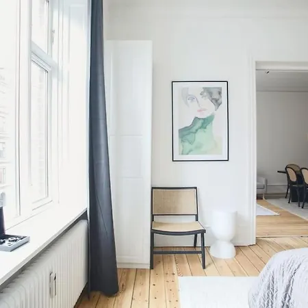 아파트 3 Bedroom Flat With Balcony In Peaceful Neighbourhood *