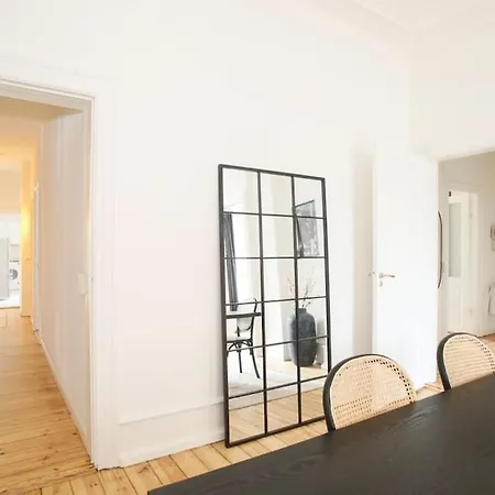 아파트 3 Bedroom Flat With Balcony In Peaceful Neighbourhood