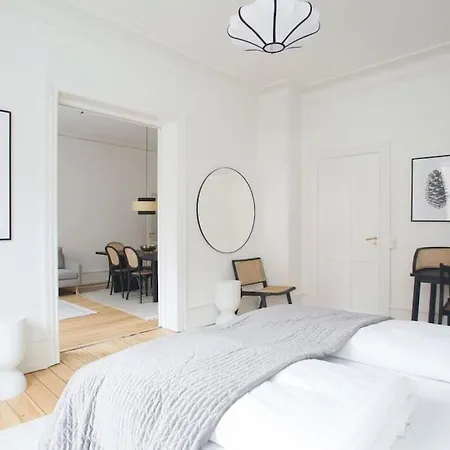 아파트 3 Bedroom Flat With Balcony In Peaceful Neighbourhood *