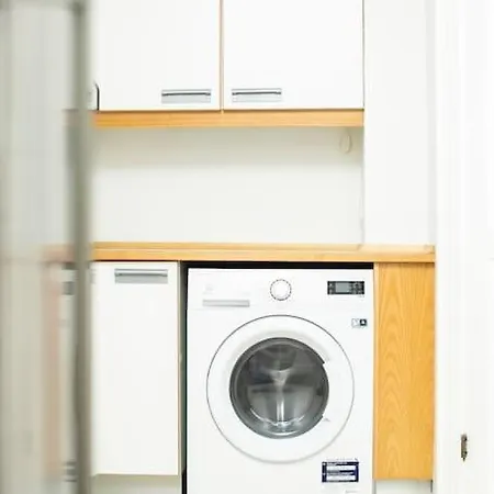 3 Bedroom Flat With Balcony In Peaceful Neighbourhood 아파트