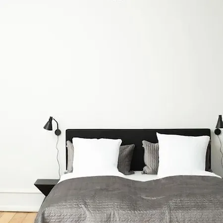 3 Bedroom Flat With Balcony In Peaceful Neighbourhood 아파트 *